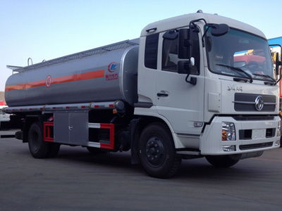 東風商用車小三軸運油車 19.6噸 滁州運輸?shù)膶I(yè)選擇